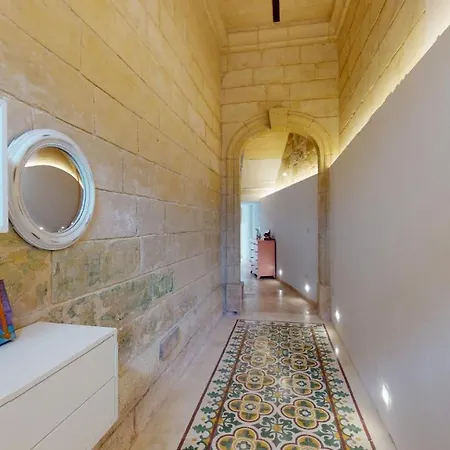 Cosy Bedroom In A Shared Maltese Townhouse Homestay