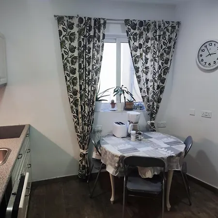 Cosy Bedroom In A Shared Maltese Townhouse *